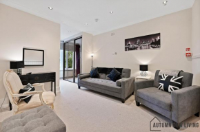 beautiful 2 king size beds 2 bath- sleeps 5 in Earls Court